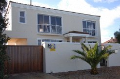 Bed and Breakfasts to rent in Western Cape, Table View, South Africa