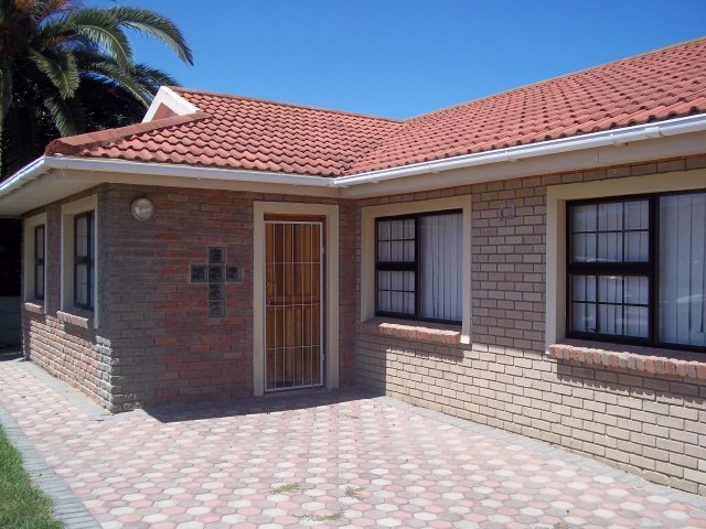 3 Bedroom House Walking Distance From The Beach At